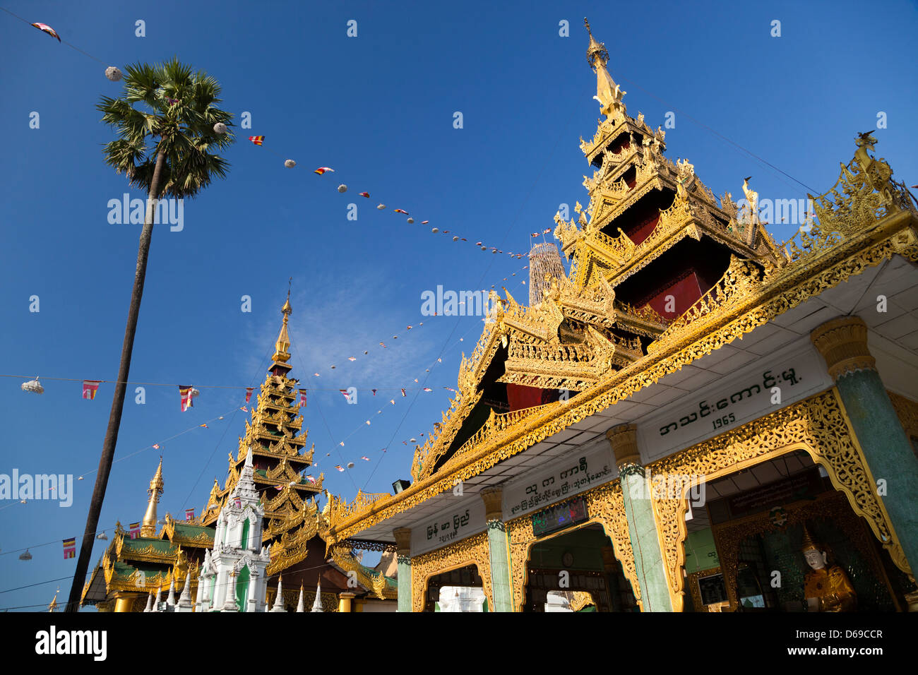 Le guglie, stupa e pagode della Shwedagon tempio complesso di Yangon, Myanmar 28 Foto Stock
