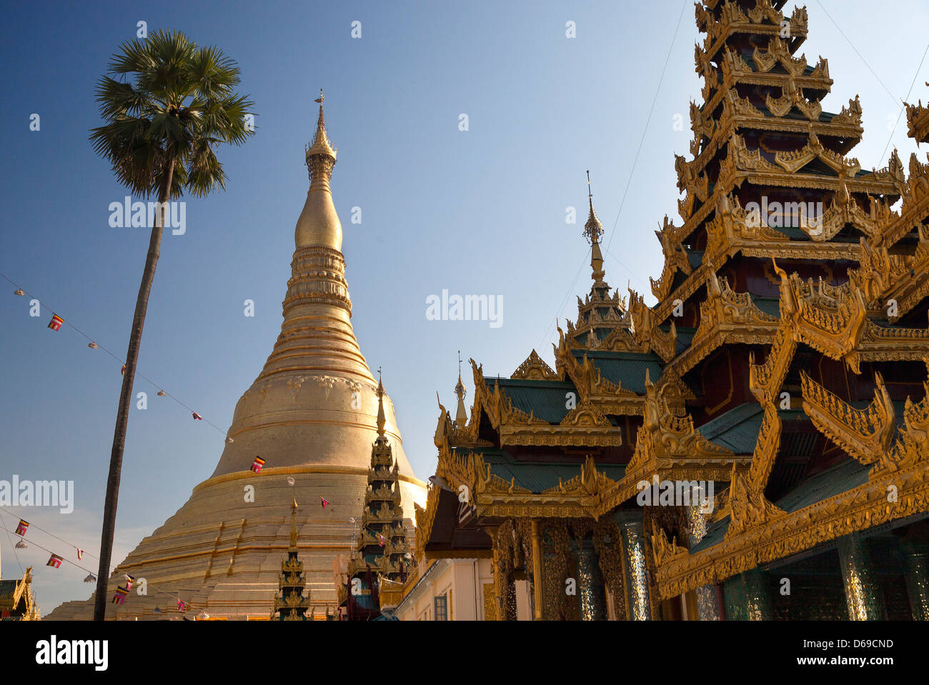 Le guglie, stupa e pagode della Shwedagon tempio complesso di Yangon, Myanmar 27 Foto Stock