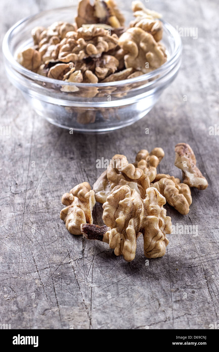 Tazza di noci sul tavolo di legno ,close up Foto Stock