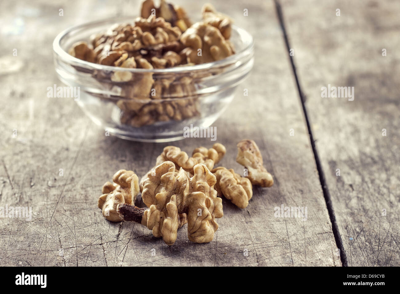 Tazza di noci sul tavolo di legno ,close up Foto Stock