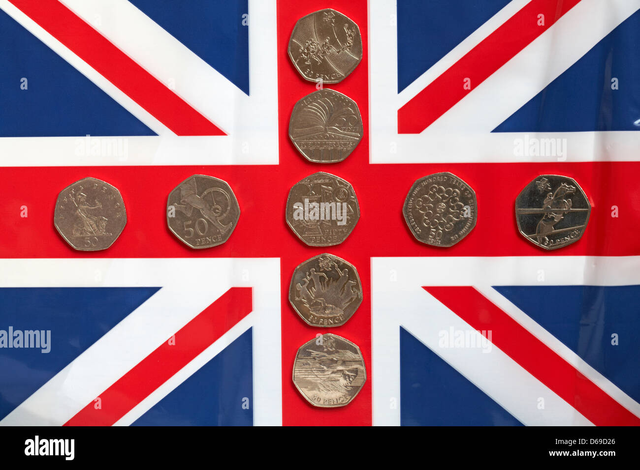 Selezione di monete da 50p 50 cinquanta pezzi da pence con disegni diversi collocati su Union Jack Foto Stock