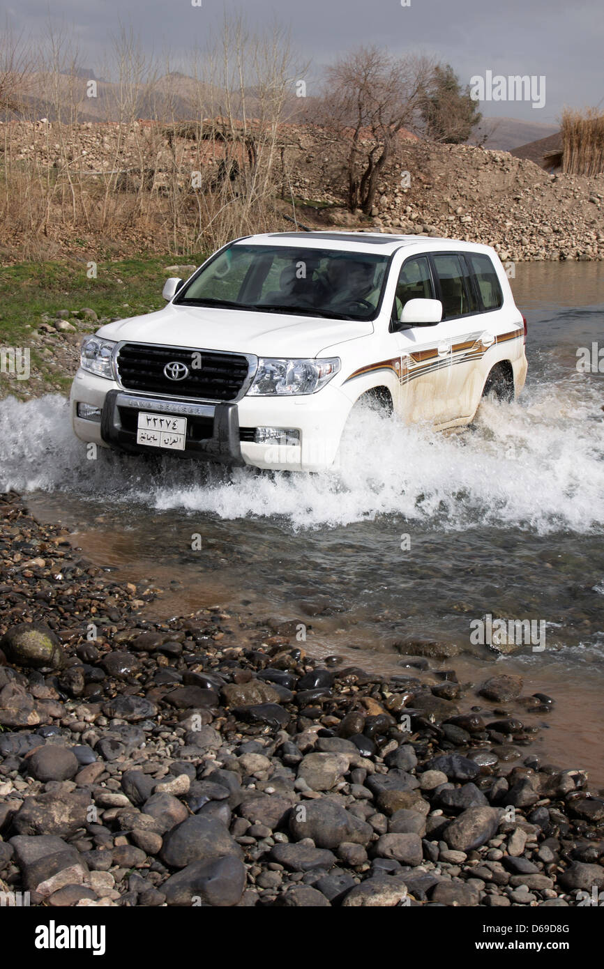 4 x 4 Toyota Landcruiser veicolo nel fiume Dokan, Kurdistan iracheno, Iraq settentrionale Foto Stock