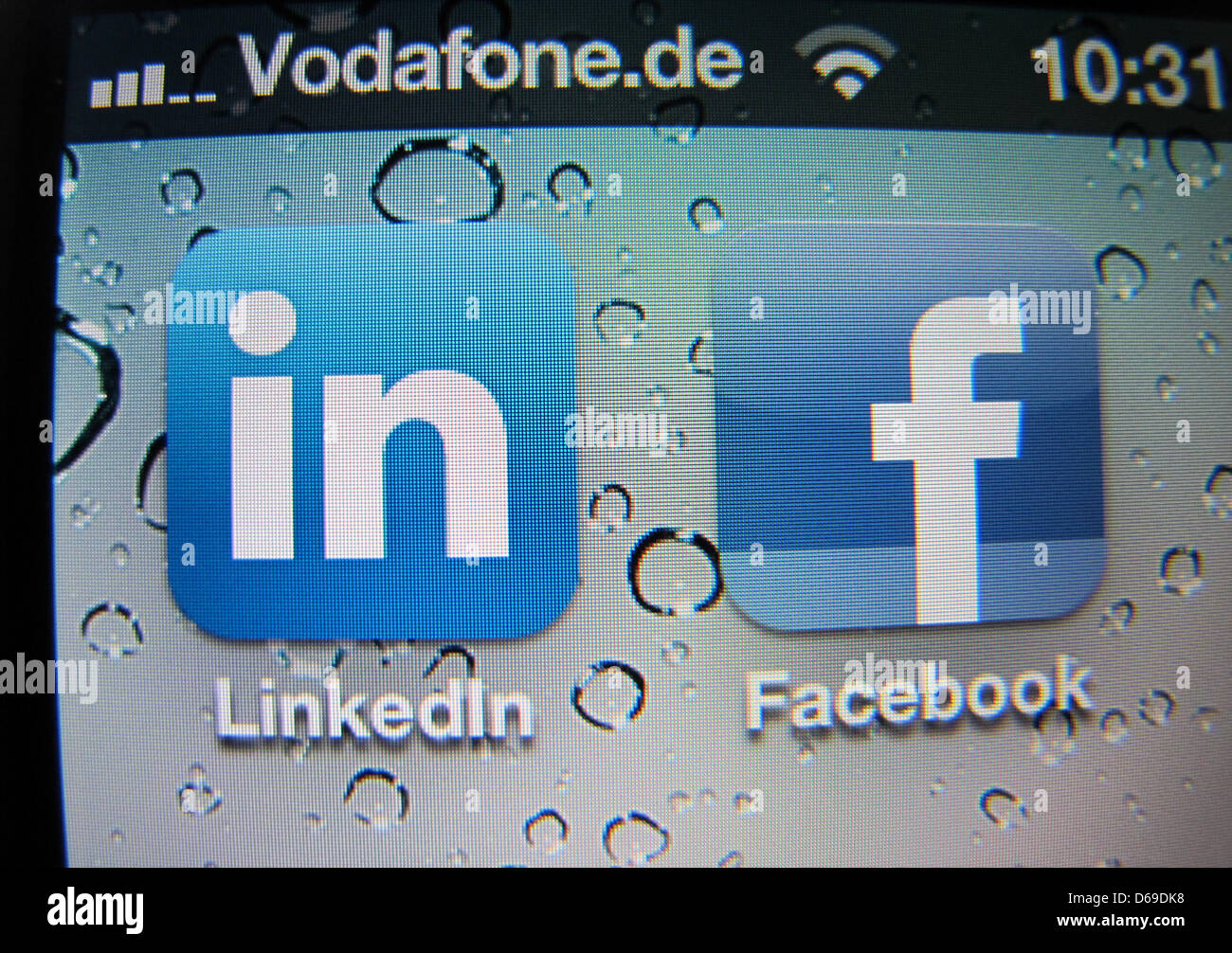 Illustrazione - app del sito di social networking per le persone in occupazioni professionali LinkedIn e il social network Facebook sono visibili su uno smartphone a Berlino, Germania, 07 agosto 2012. LinkedIn archiviato per un'offerta pubblica iniziale nel gennaio 2011 - in opposizione a Facebook con successo. Nel secondo trimestre del 2012, la rete rivolta un profitto di quasi 228 milioni d Foto Stock