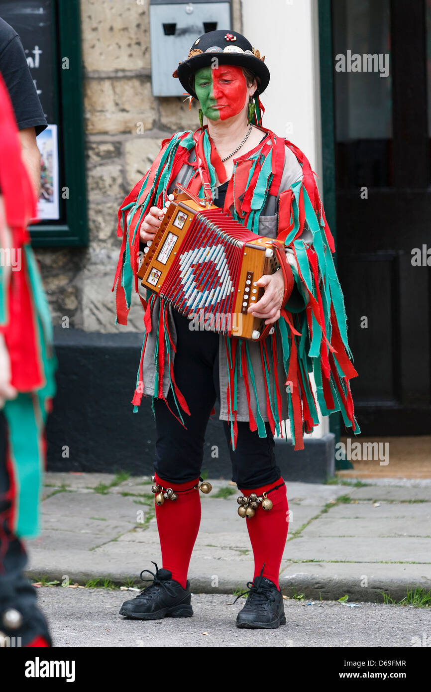 Femmina ballerino morris suonando la fisarmonica durante un festival di musica popolare in Chippenham Wiltshire England Regno Unito. Foto Stock