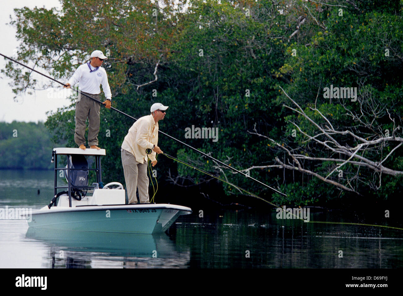 Fly fisherman casting per tarpon e snook in Everglades City Florida Foto Stock