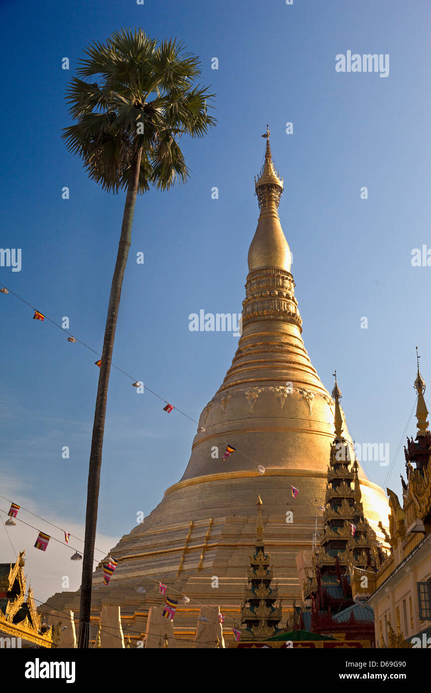 Le guglie, stupa e pagode della Shwedagon tempio complesso di Yangon, Myanmar 26 Foto Stock