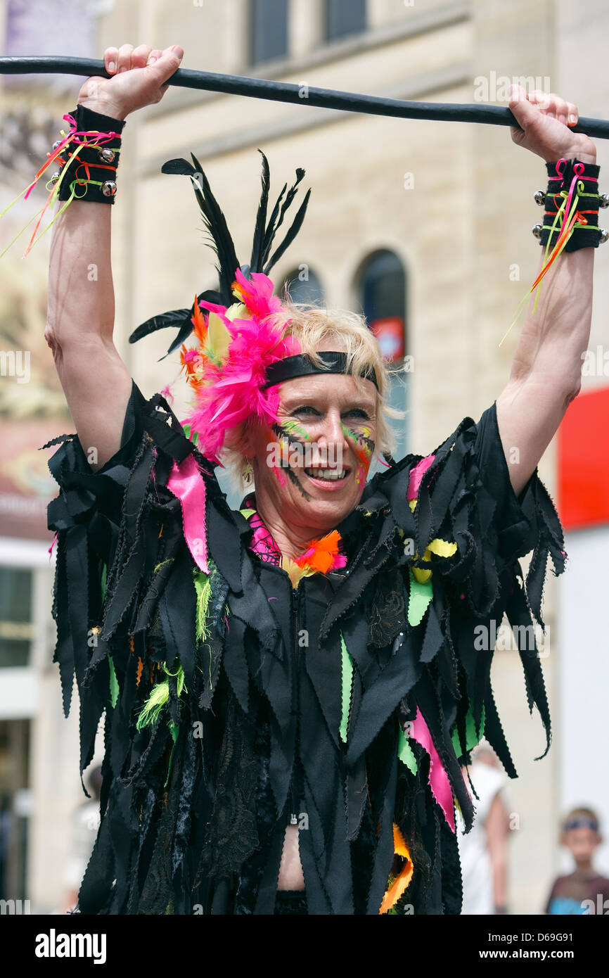 Femmina ballerini Morris prendere parte nella giornata di apertura del Chippenham Folk Festival. Chippenham,Wiltshire, Inghilterra, Regno Unito. Foto Stock