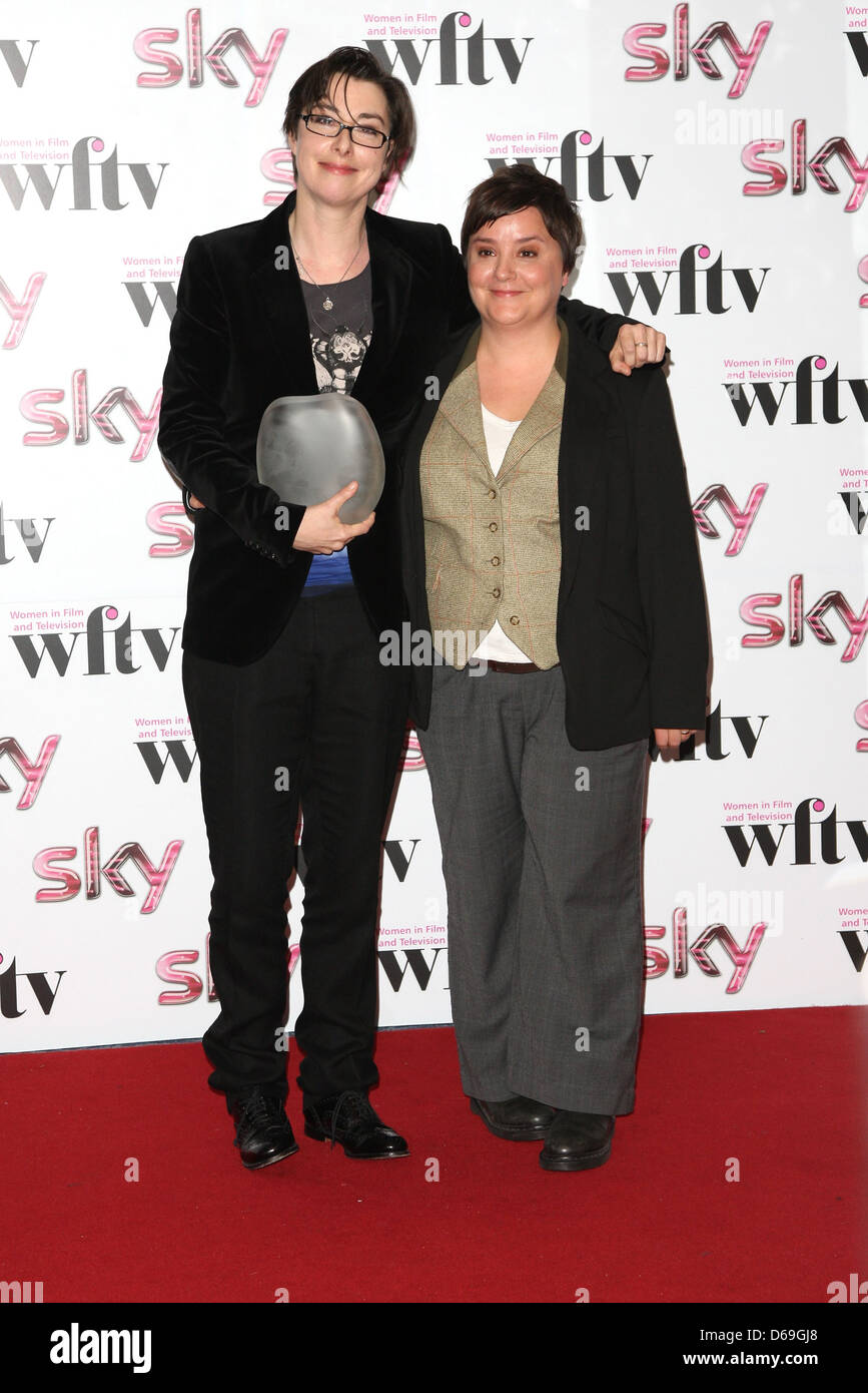 Sue Perkins e Susan Calman, vincitore della BBC News e premio di fatto il cielo le donne nei film e in televisione Awards 2011 - premere Foto Stock