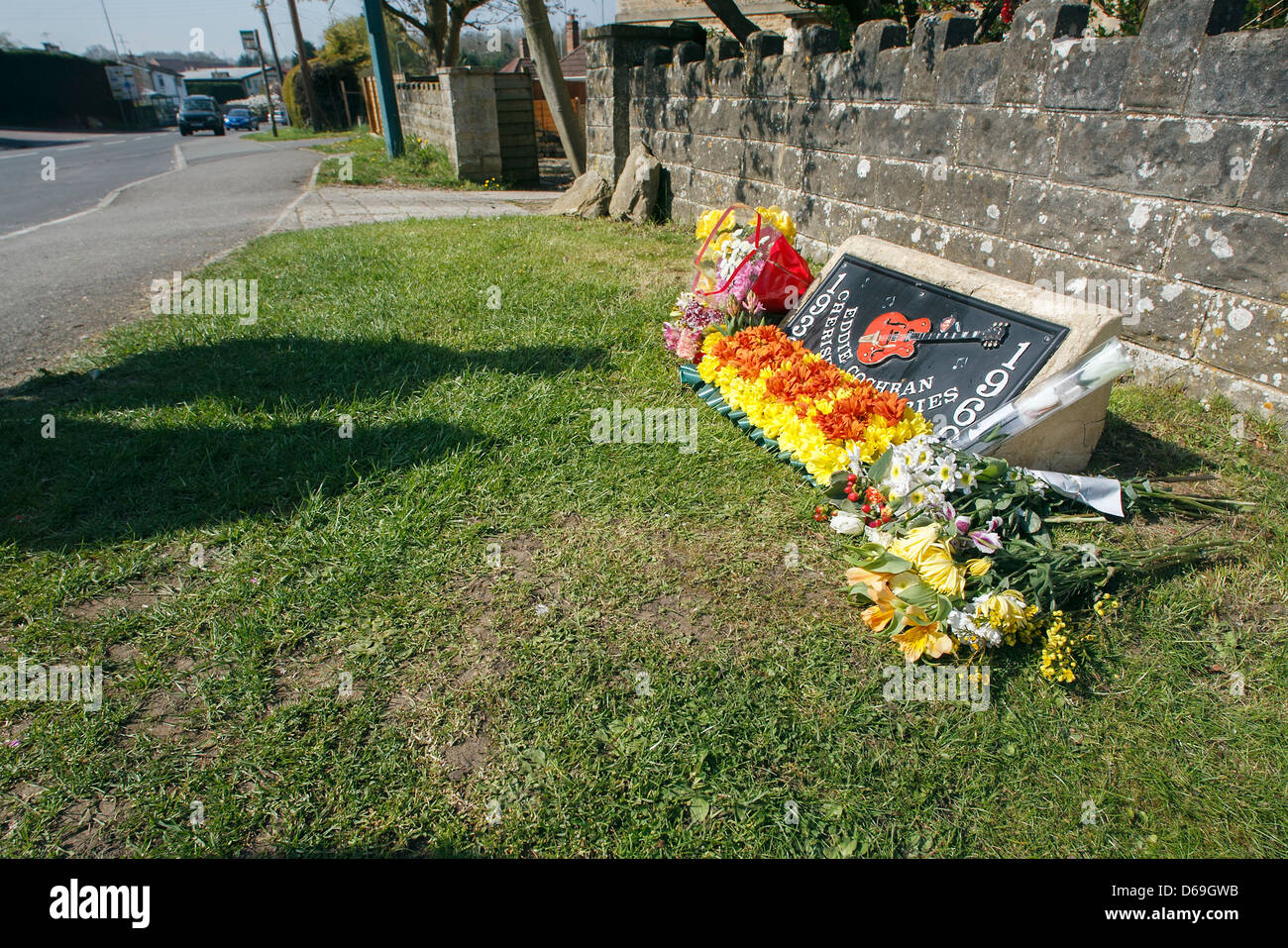 I fan del Regno Unito ricorda Eddie Cochran in occasione del cinquantesimo anniversario della sua morte che è stata causata da un incidente di macchina in Chippenham WILTSHIRE REGNO UNITO. Foto Stock