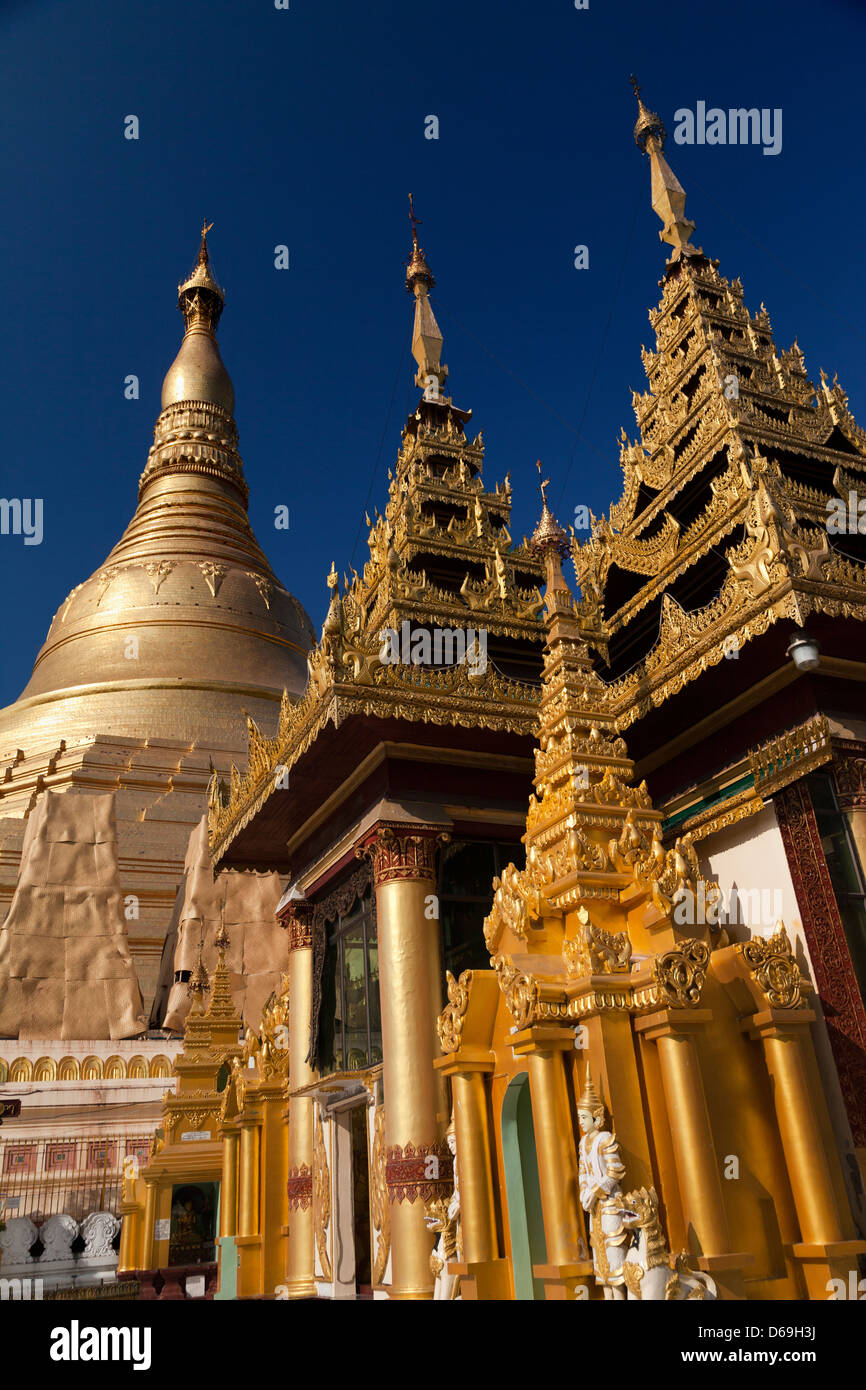 Le guglie, stupa e pagode della Shwedagon tempio complesso di Yangon, Myanmar 25 Foto Stock