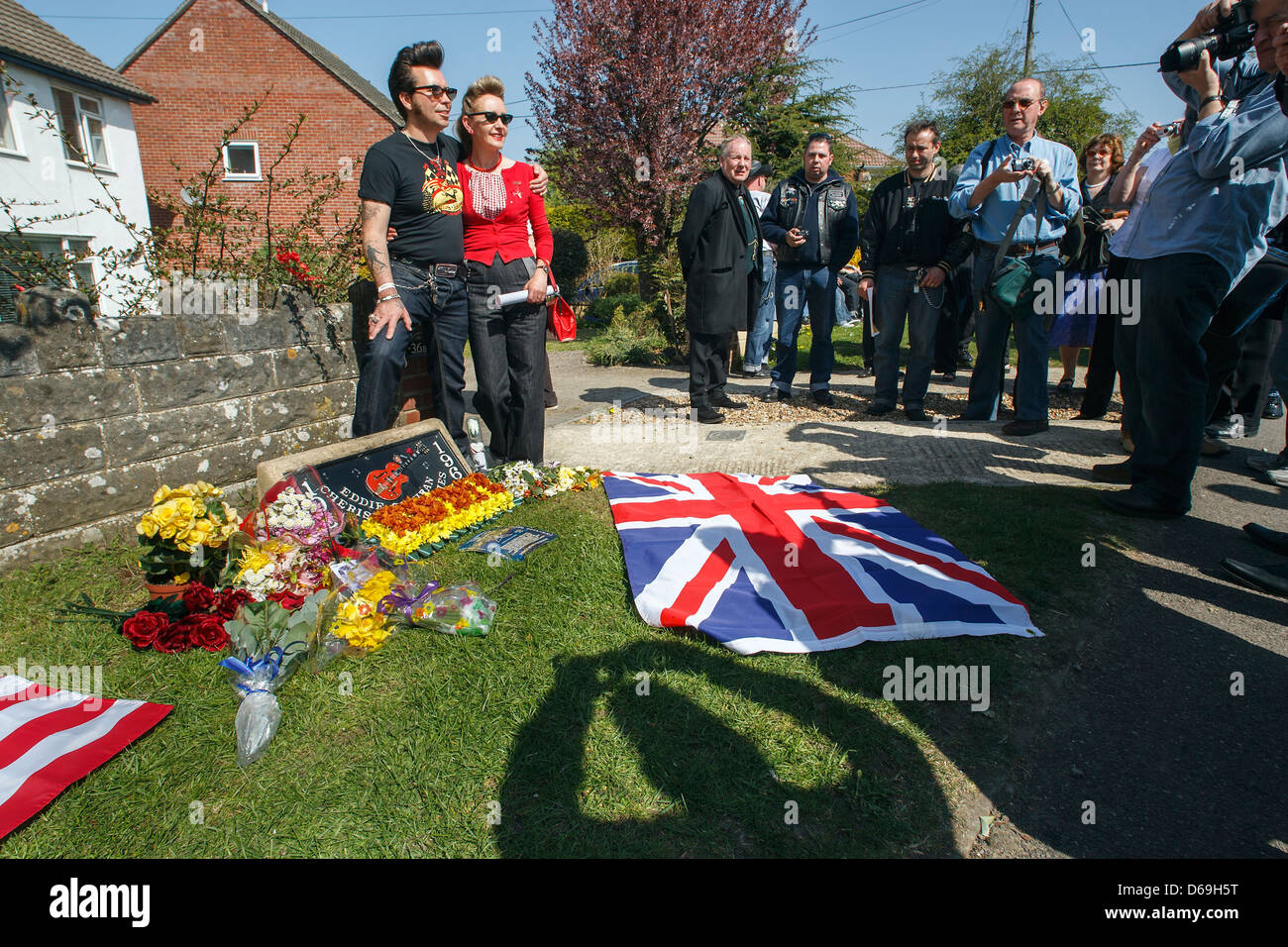 I fan del Regno Unito presso il sito della sua vettura crash in Chippenham ricordati di Eddie Cochran in occasione del cinquantesimo anniversario della sua morte. 18/04/2010 Foto Stock