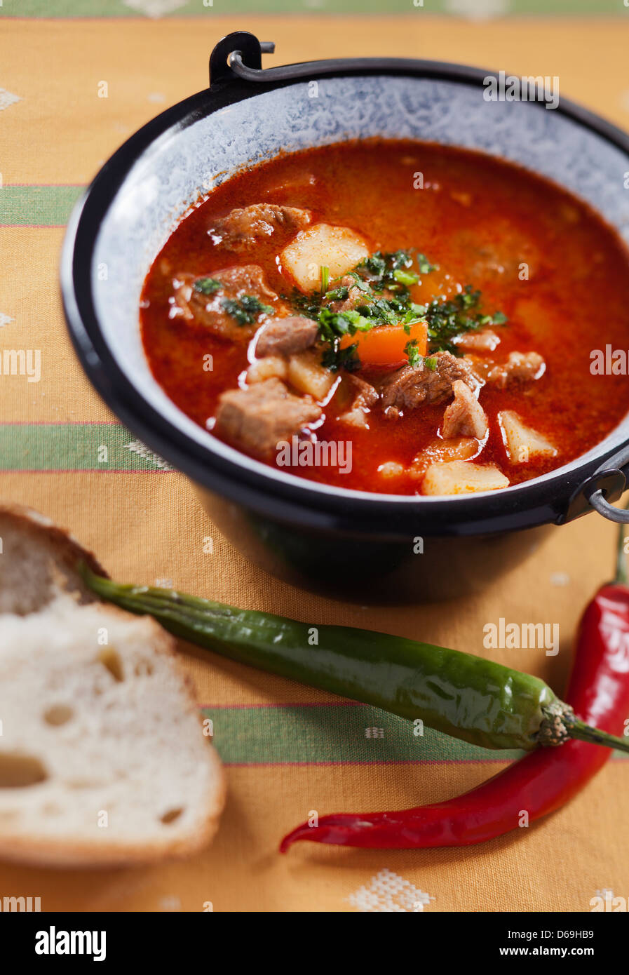 Tradizionale ungherese gulasch di manzo zuppe fatte in casa con il pane bianco Foto Stock
