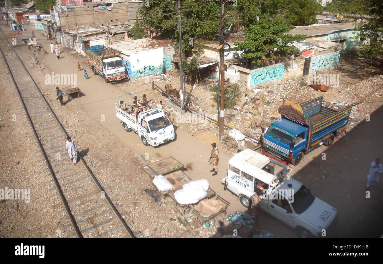 Rangers ufficiale di immettere nella colonia Umer area per la ricerca mirata operazione contro i latitanti e organizzazioni defunta, a Karachi il lunedì, 15 aprile 2013. Cinque persone sono state fermate mentre le grandi armi pesanti sono state confiscate durante il funzionamento in Mehmoodabad Umer e aree di Colonia. Foto Stock