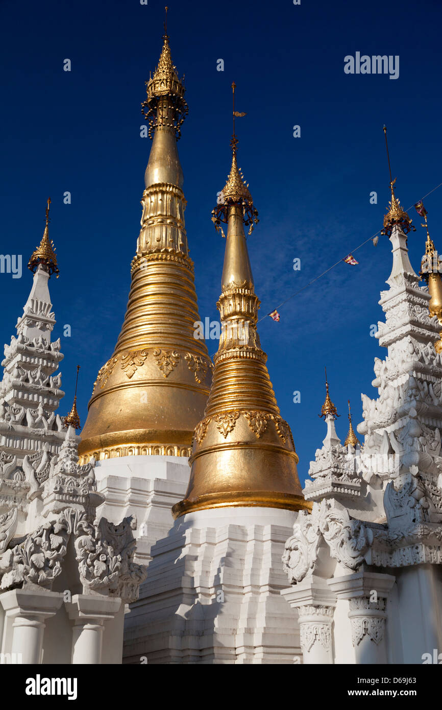 Le guglie, stupa e pagode della Shwedagon tempio complesso di Yangon, Myanmar 21 Foto Stock