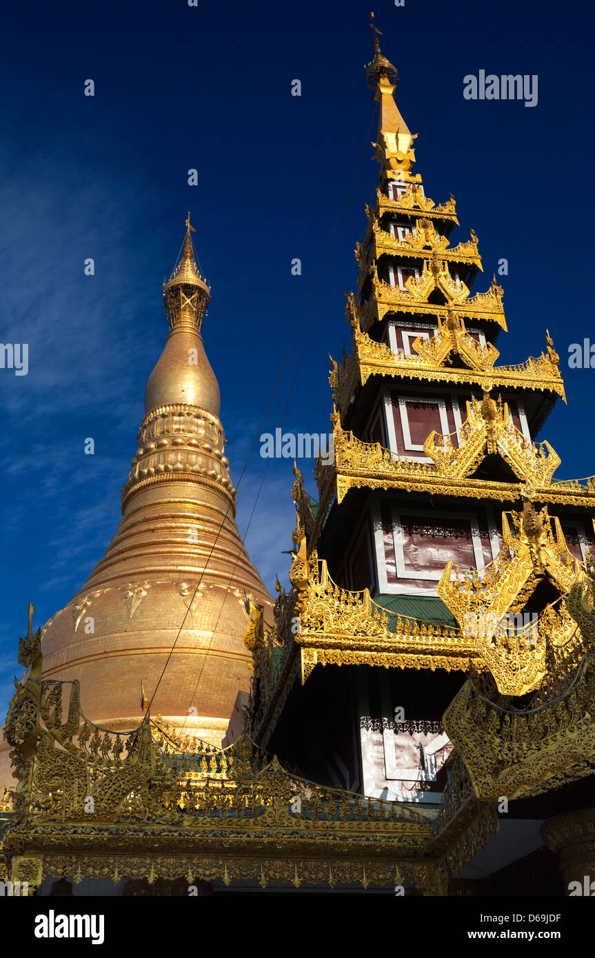Le guglie, stupa e pagode della Shwedagon tempio complesso di Yangon, Myanmar 20 Foto Stock