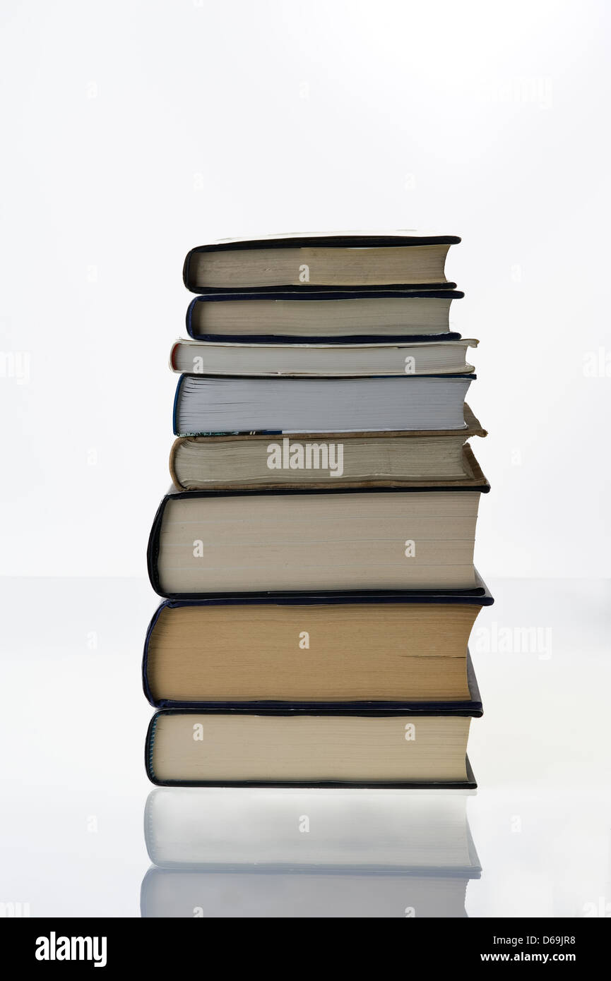Una pila di libri su uno sfondo bianco. Foto Stock