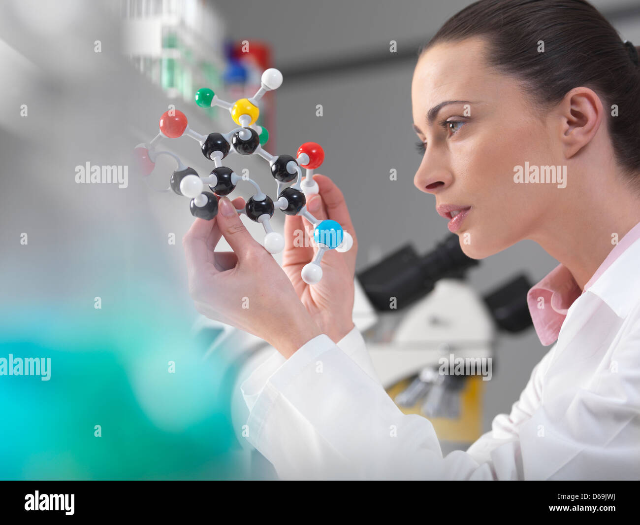 Scienziato esaminando il modello molecolare Foto Stock