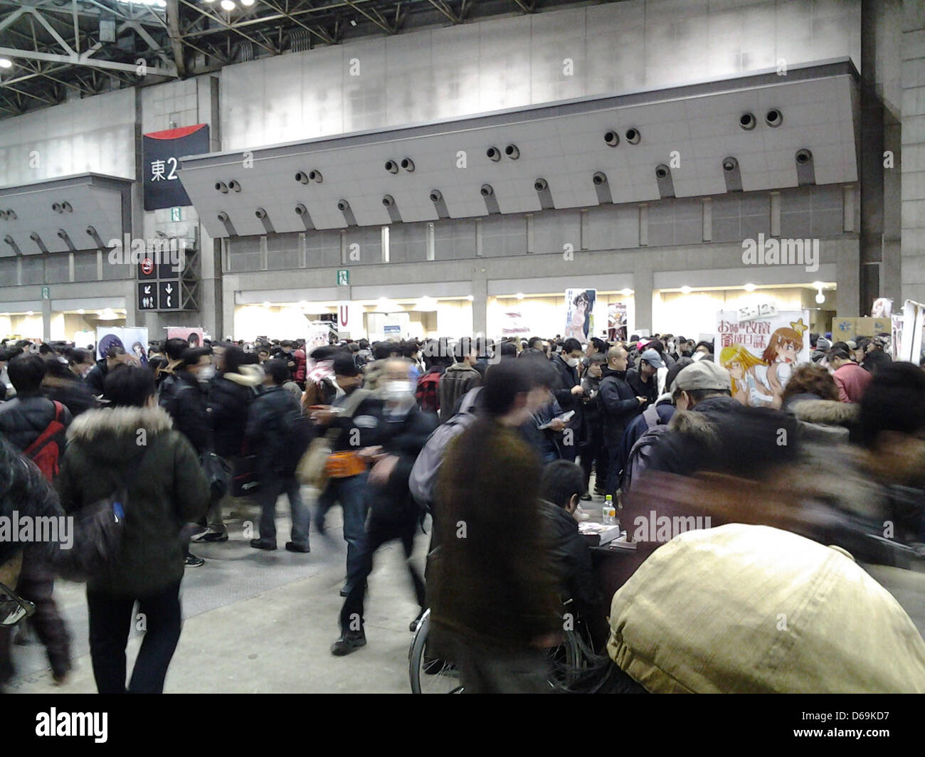 Una foto scattata al Comiket 83, il famoso evento del mercato dei fumetti in Giappone, utilizzando un Samsung Galaxy Tab 2 10.1. L'evento è un importante raduno culturale, noto per le sue grandi folle e le varie merci della cultura pop. Foto Stock