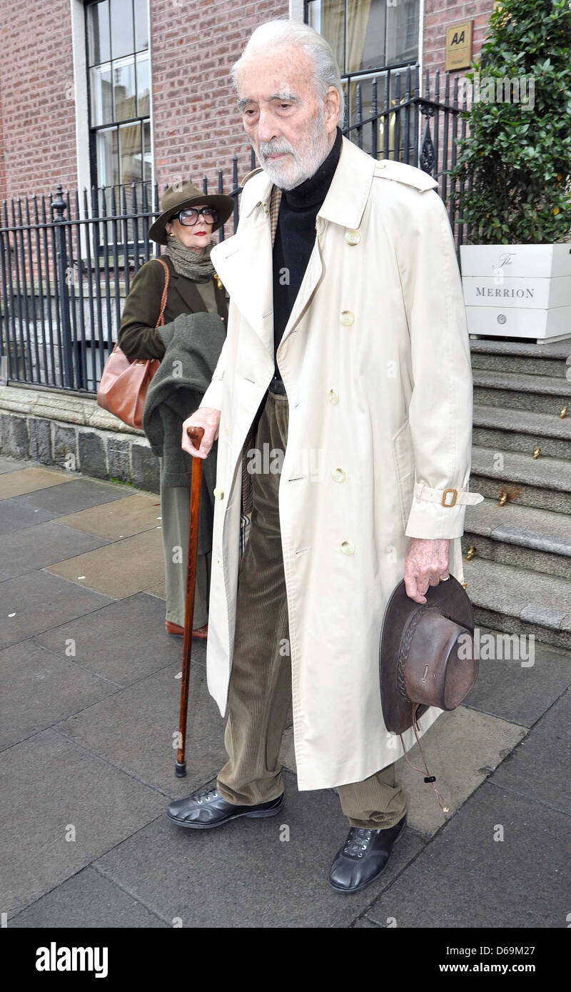Attore Christopher Lee e sua moglie Gitte Lee sono visto lasciare il Merrion Hotel Dublin, Irlanda - 09.11.11 Foto Stock