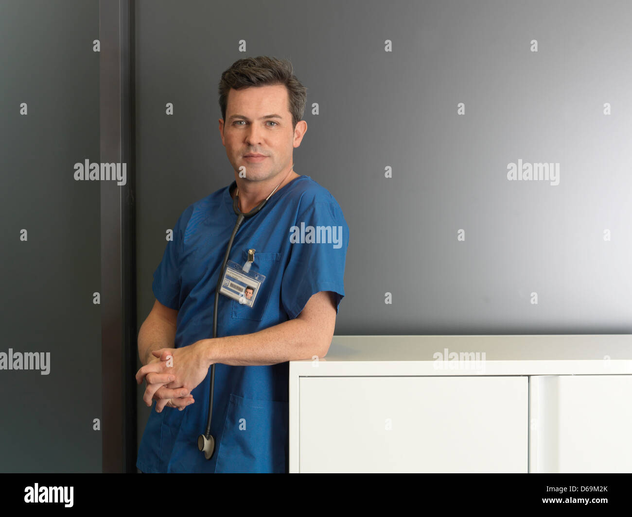 L'infermiera sorridente in ospedale Foto Stock