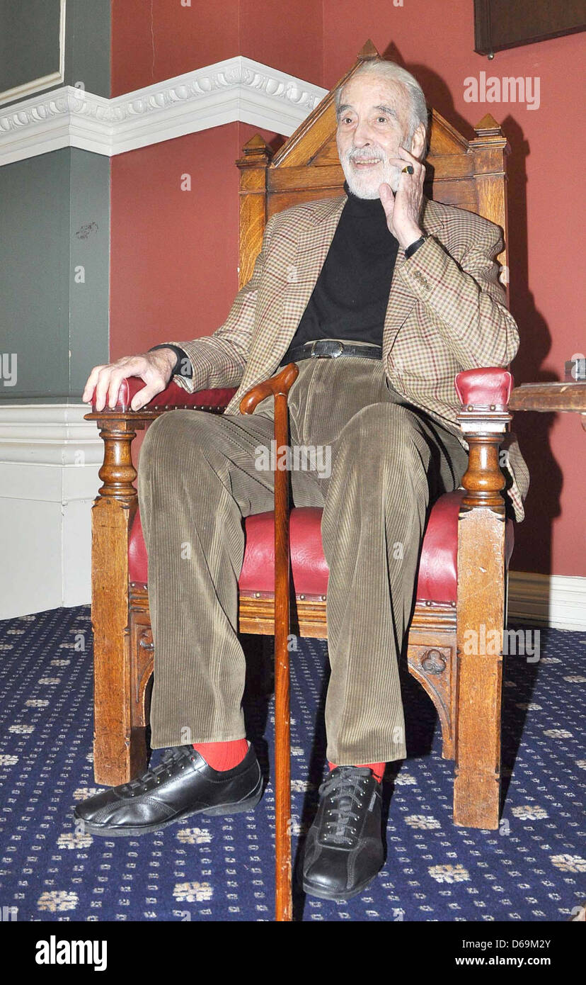 Attore Christopher Lee è aggiudicato il Bram Stoker medaglia da studenti del Trinity College di Dublino in Irlanda Foto Stock