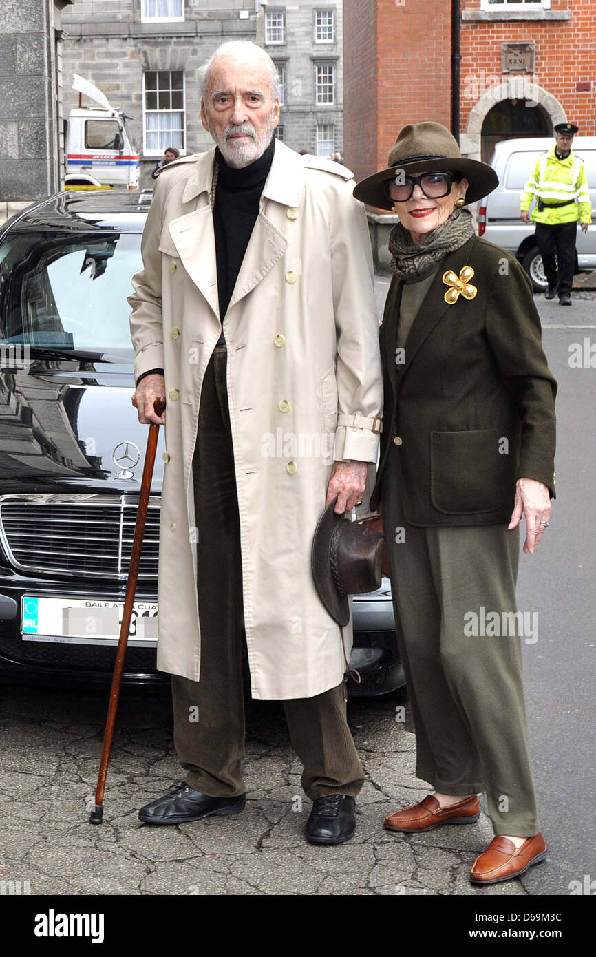 Attore Christopher Lee è aggiudicato il Bram Stoker medaglia da studenti del Trinity College di Dublino in Irlanda Foto Stock