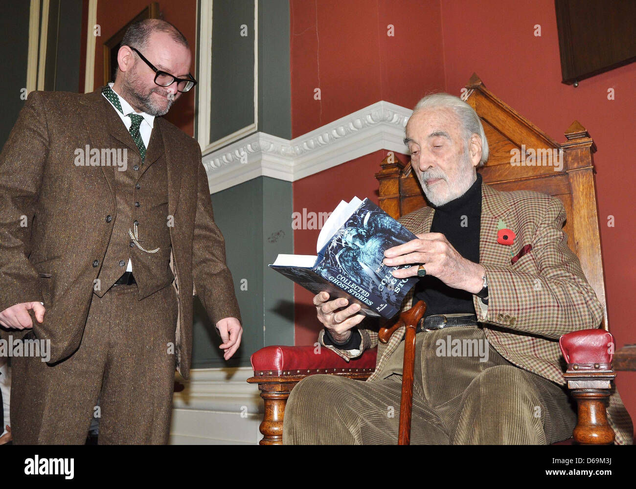 Attore Christopher Lee è aggiudicato il Bram Stoker medaglia da studenti del Trinity College di Dublino in Irlanda Foto Stock