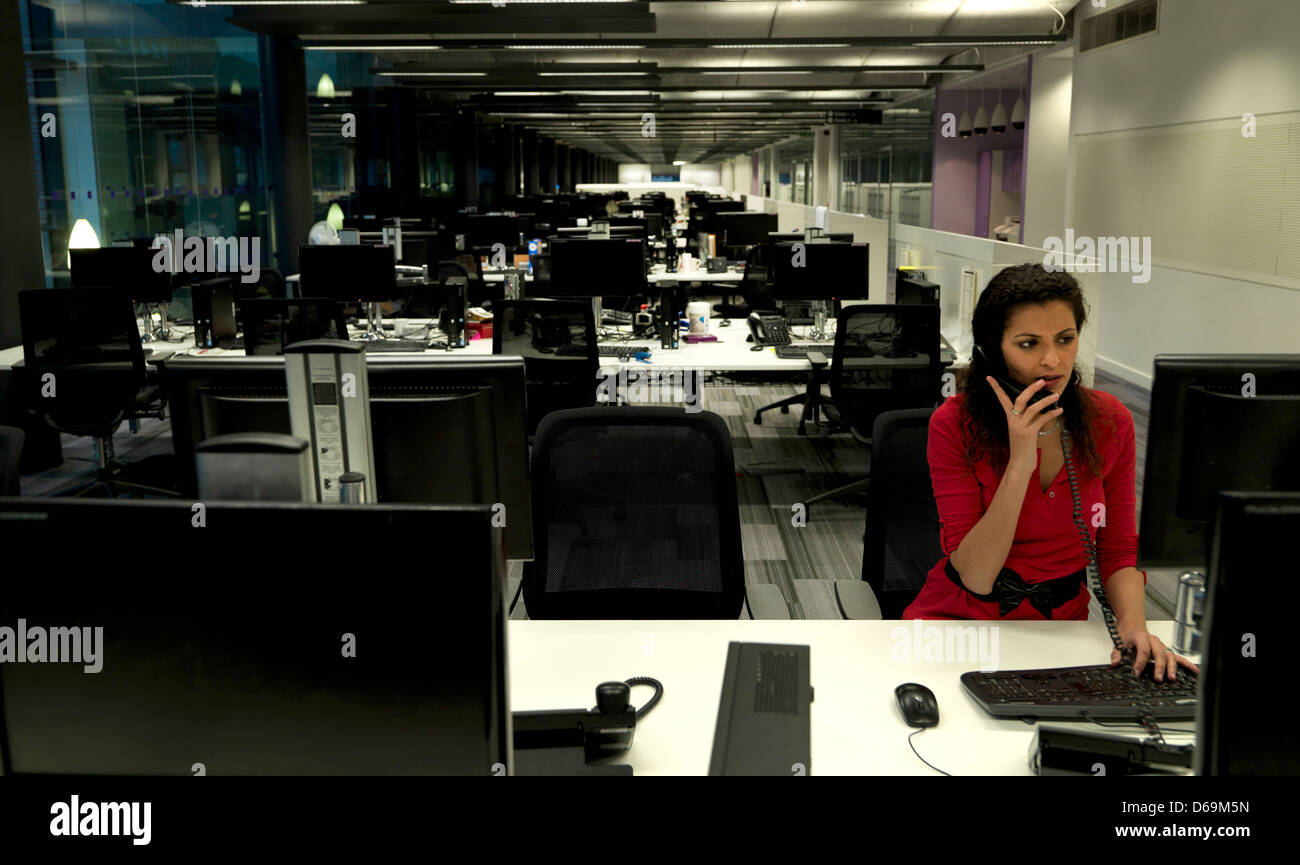 Imprenditrice lavora fino a tardi in ufficio Foto Stock