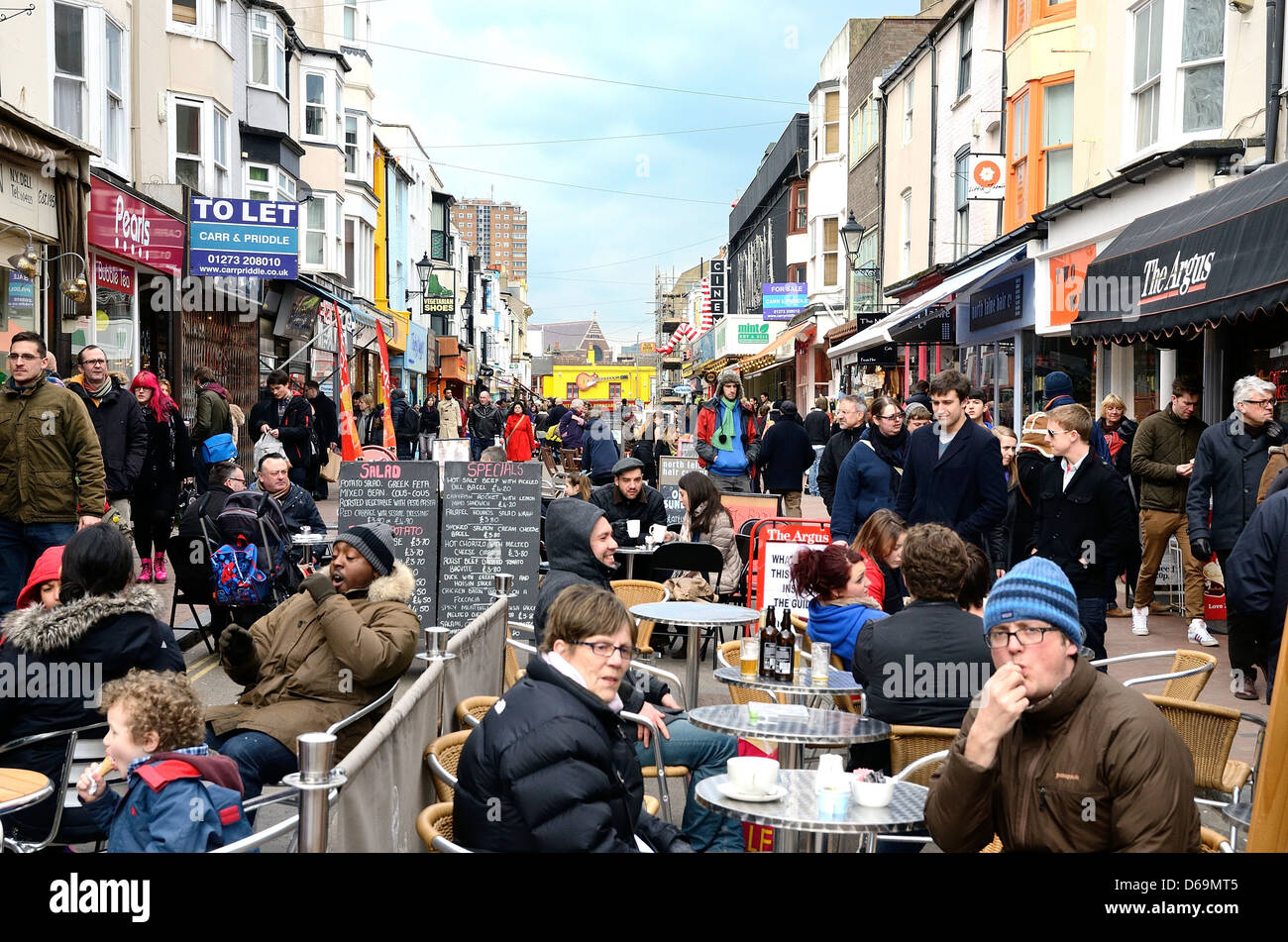 Affollata Gardner street market Brighton Sussex Foto Stock