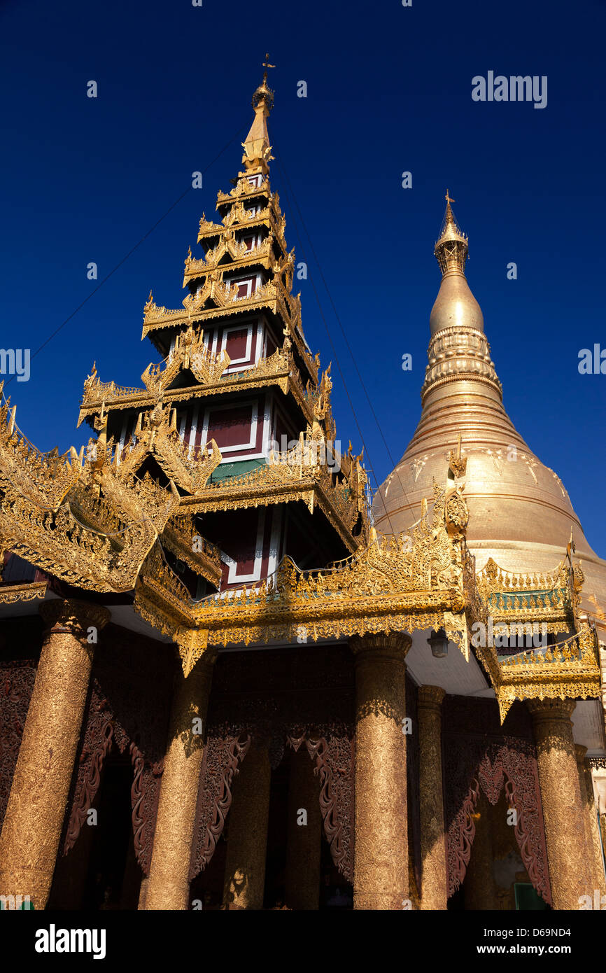 Le guglie, stupa e pagode della Shwedagon tempio complesso di Yangon, Myanmar 19 Foto Stock