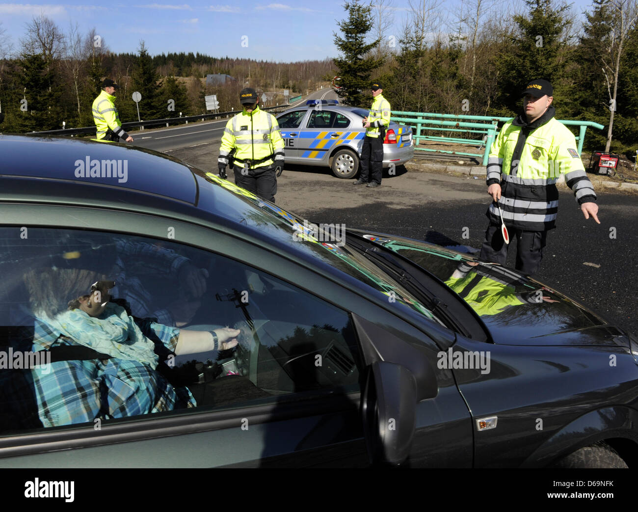 Repubblica ceca il Ministro degli Interni Jan Kubice visitato il confine nord della Repubblica ceca di concentrarsi sulla criminalità connessa con la droga. Controllo di polizia è visto sul confine tedeschi e cechi in Hora svateho Sebestiana, Repubblica ceca, 15 aprile 2013. (CTK foto/Libor Zavoral) Foto Stock