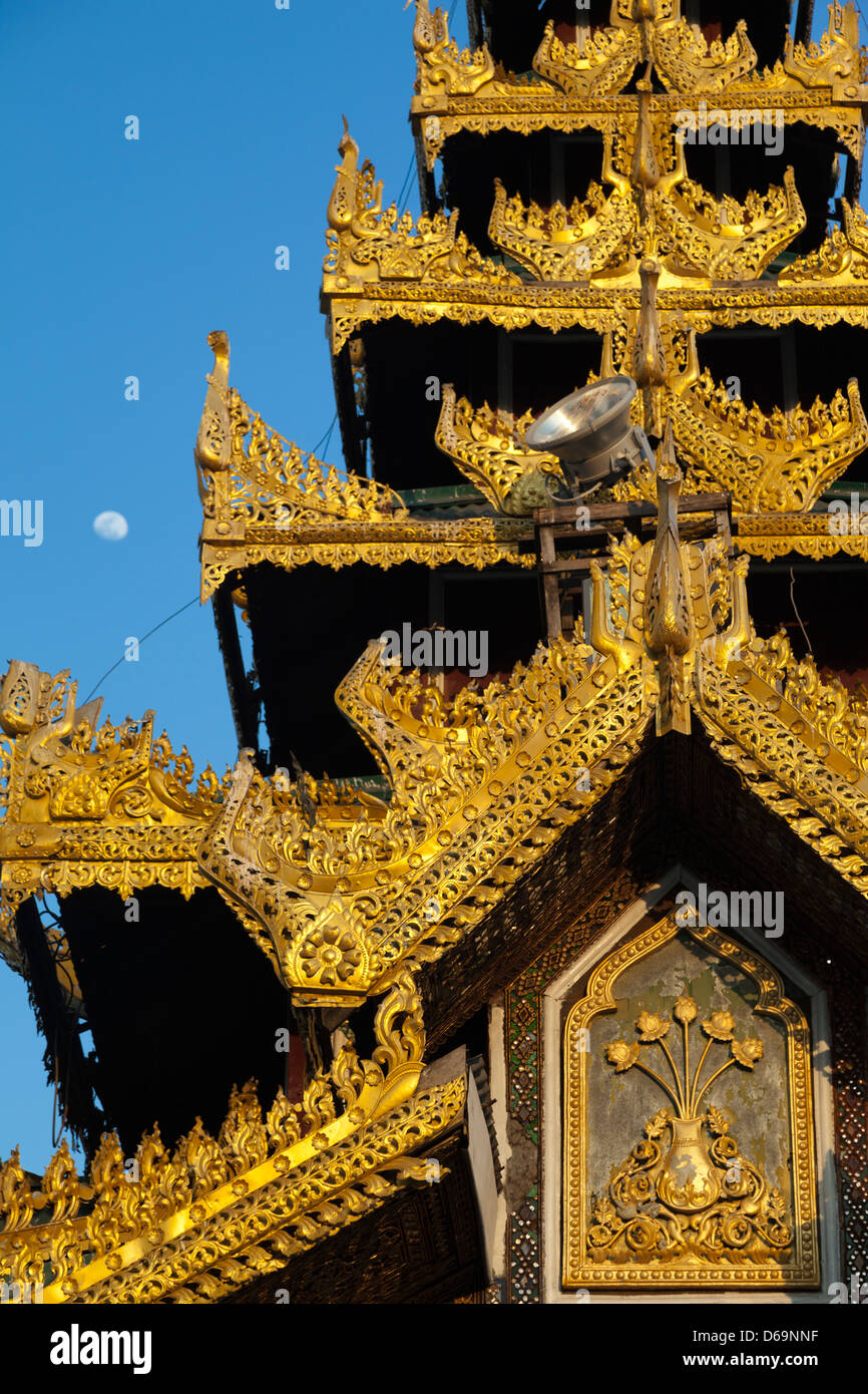 Le guglie, stupa e pagode della Shwedagon tempio complesso di Yangon, Myanmar 18 Foto Stock