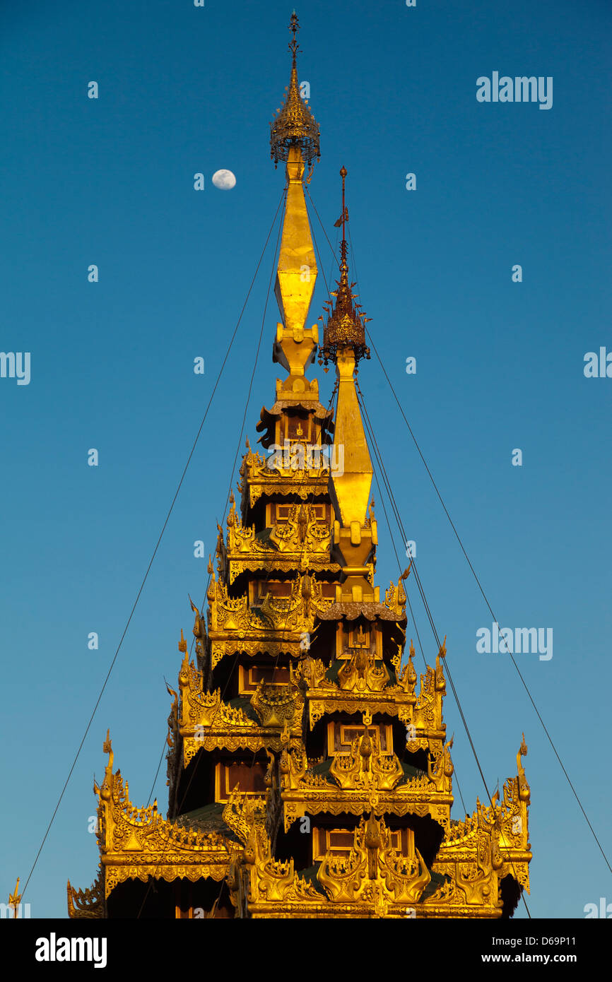 Le guglie, stupa e pagode della Shwedagon tempio complesso di Yangon, Myanmar 17 Foto Stock