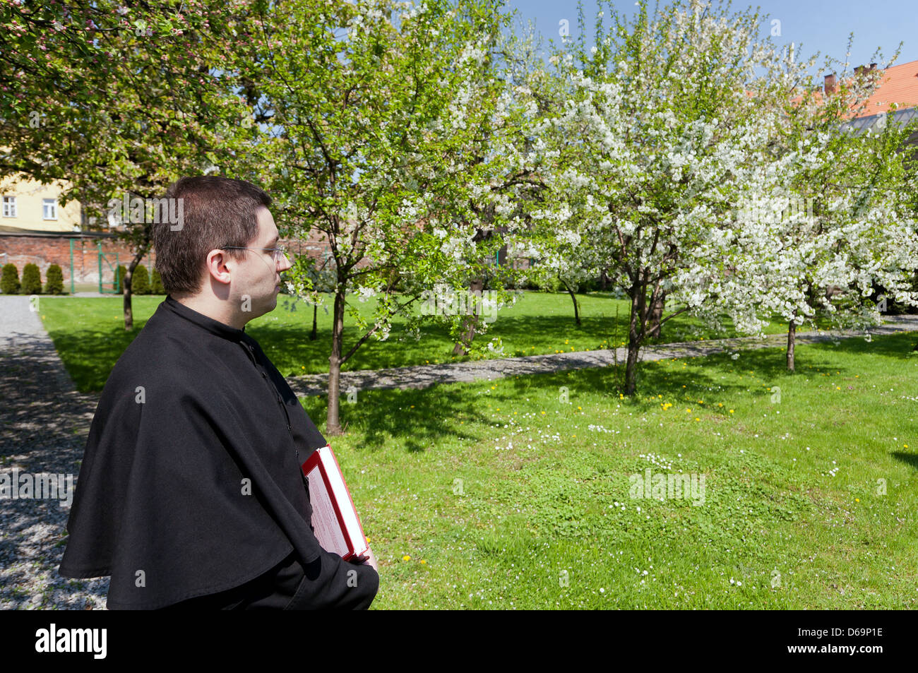 Cracovia in Polonia, sacerdote nel giardino del convento dei Canonici Regolari Lateranensischer Congregazione Foto Stock