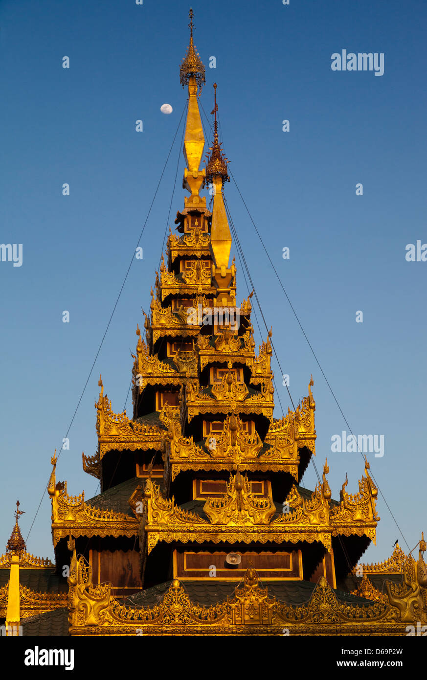 Le guglie, stupa e pagode della Shwedagon tempio complesso di Yangon, Myanmar 16 Foto Stock