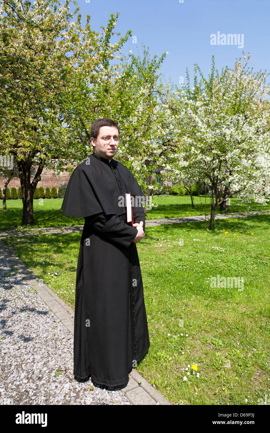 Cracovia in Polonia, sacerdote nel giardino del convento dei Canonici Regolari Lateranensischer Congregazione Foto Stock