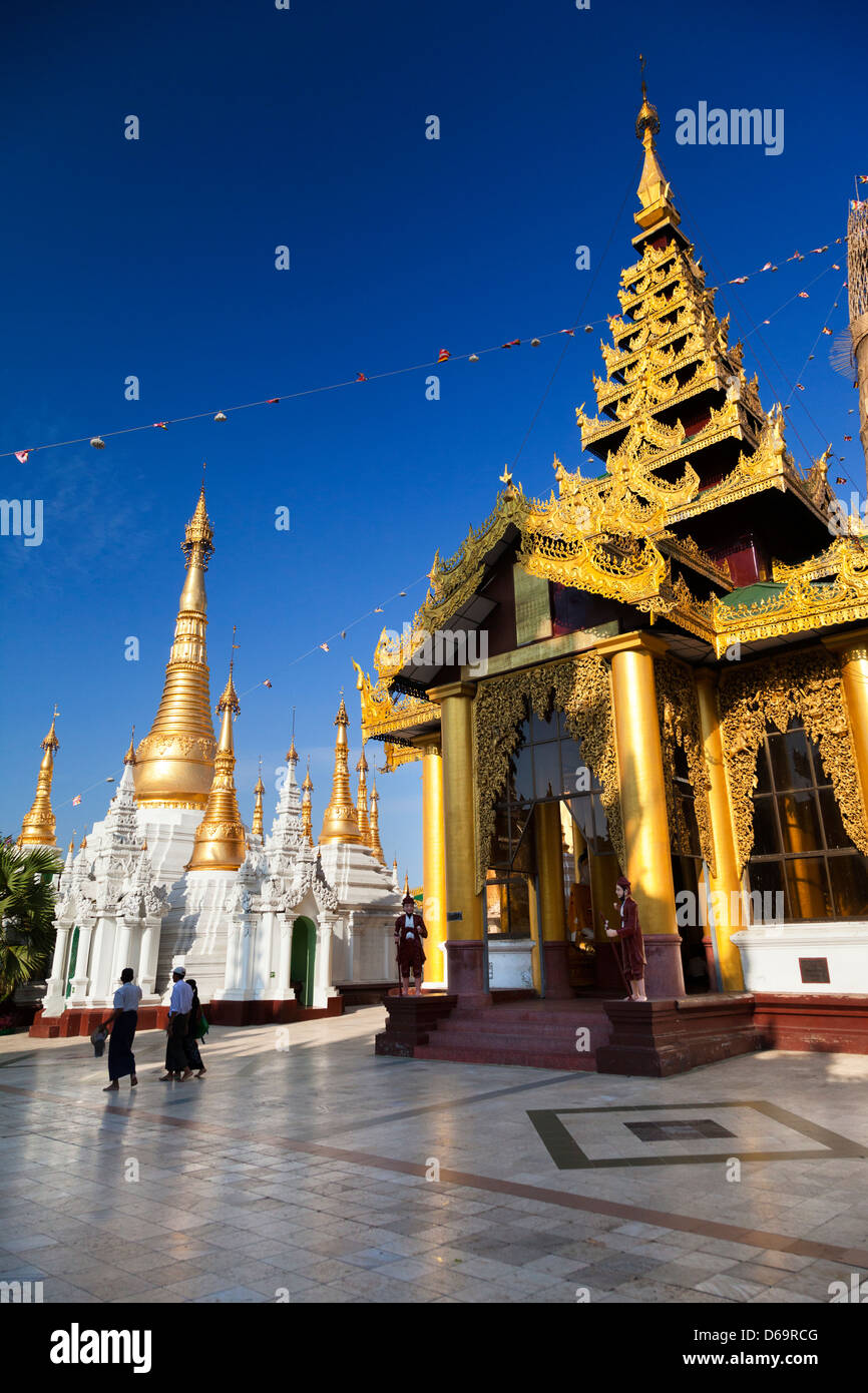 Le guglie, stupa e pagode della Shwedagon tempio complesso di Yangon, Myanmar 15 Foto Stock