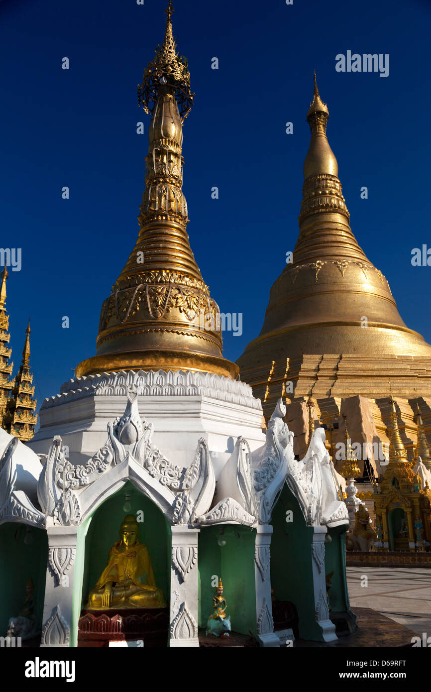 Le guglie, stupa e pagode della Shwedagon tempio complesso di Yangon, Myanmar 14 Foto Stock