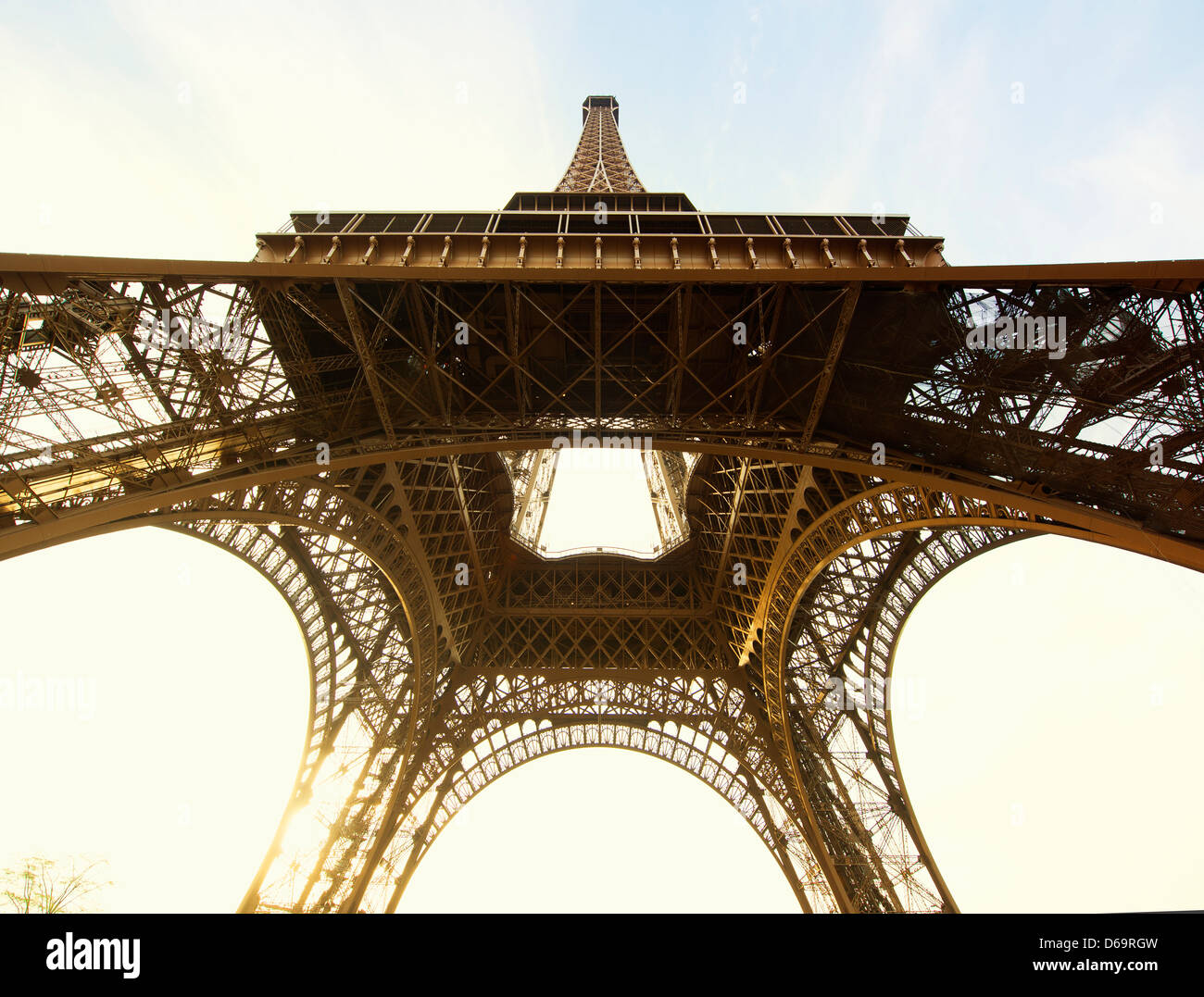 Basso angolo vista della Torre Eiffel, Parigi, Francia Foto Stock