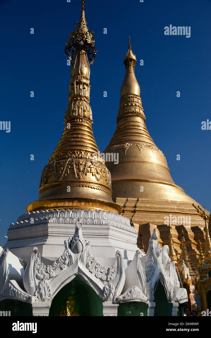 Le guglie, stupa e pagode della Shwedagon tempio complesso di Yangon, Myanmar 13 Foto Stock