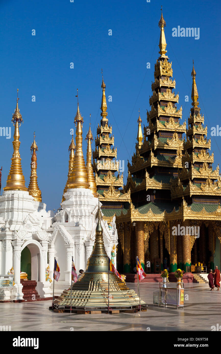 Le guglie, stupa e pagode della Shwedagon tempio complesso di Yangon, Myanmar 12 Foto Stock