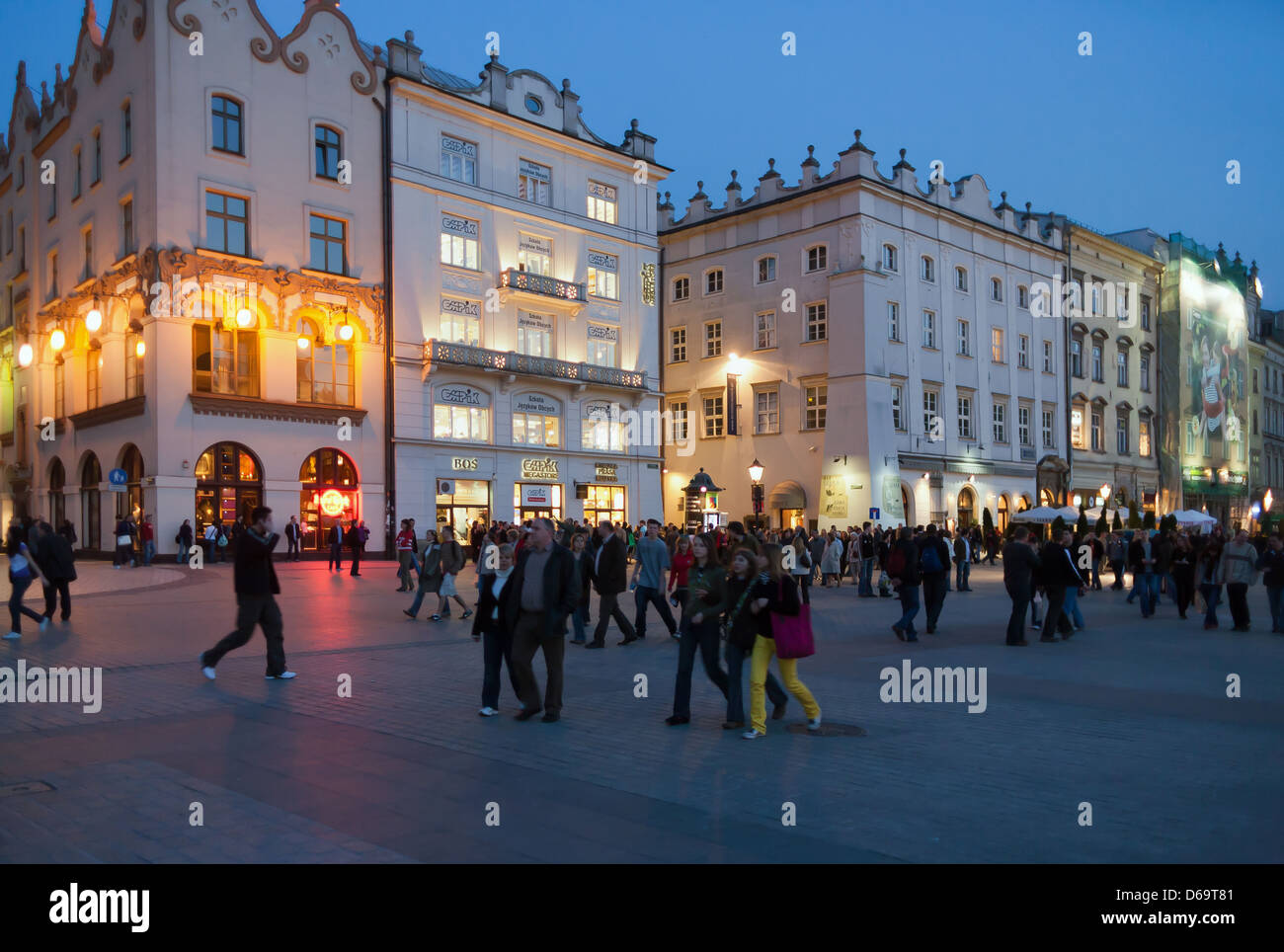 Cracovia in Polonia, atmosfera serale sul Mercato Principale Foto Stock