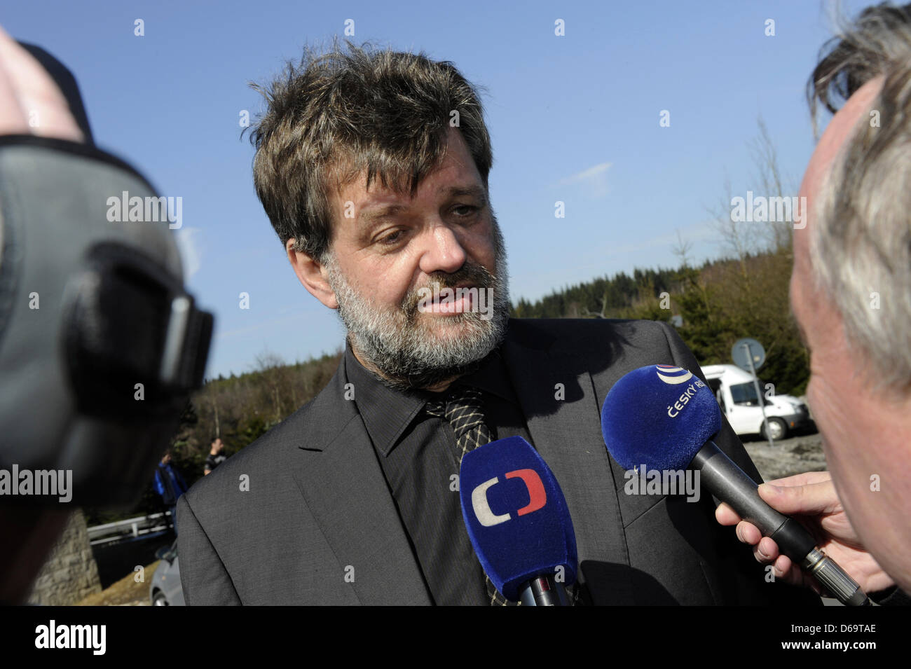 Repubblica ceca il Ministro degli Interni Jan Kubice è visto durante la sua visita al confine nord della Repubblica ceca di concentrarsi sulla criminalità connessa con la droga. Jan Kubice è visto in Hora svateho Sebestiana, Repubblica ceca, 15 aprile 2013. (CTK foto/Libor Zavoral) Foto Stock