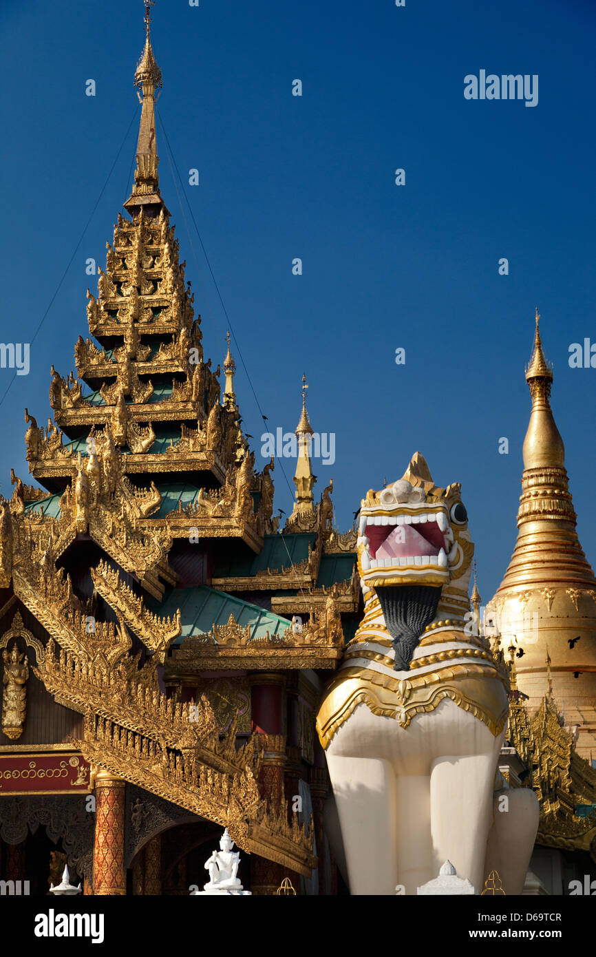 Le guglie, stupa e pagode della Shwedagon tempio complesso di Yangon, Myanmar 11 Foto Stock