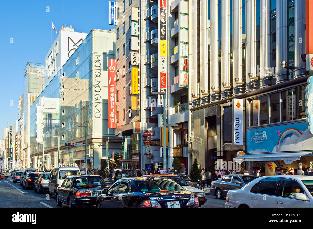 Ginza, Tokyo, Giappone. Chuo Dori Street, Matsuya Ginza Department Store sulla sinistra e Mitsukoshi Department Store sulla destra. Foto Stock