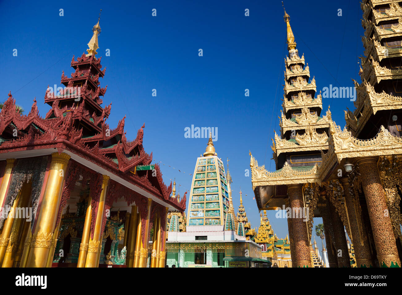 Le guglie, stupa e pagode della Shwedagon tempio complesso di Yangon, Myanmar 9 Foto Stock