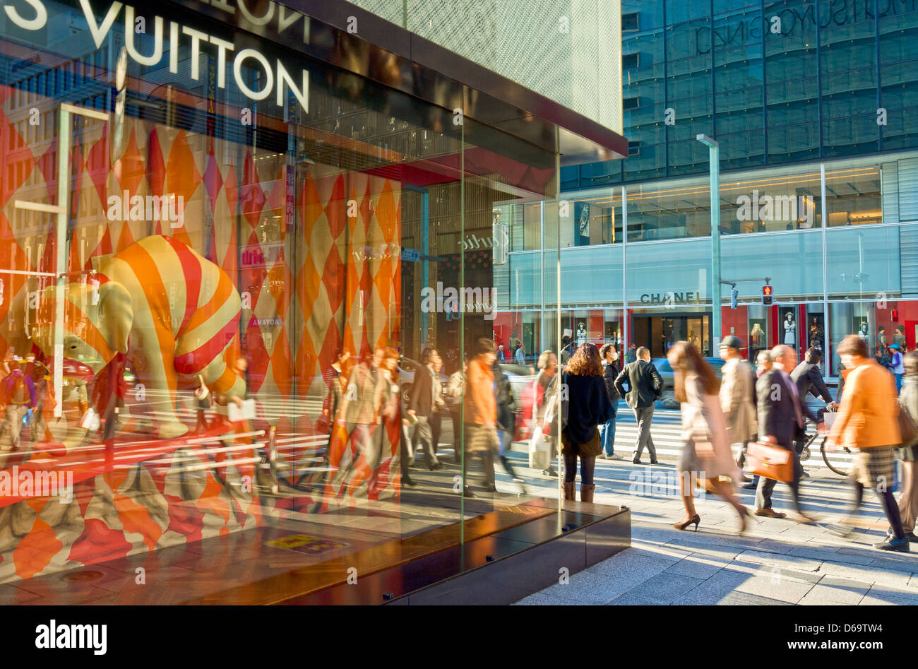 Tokyo, Giappone. Ginza Chuo Dori Street, Louis Vuitton nel Matsuya Department Store. Foto Stock