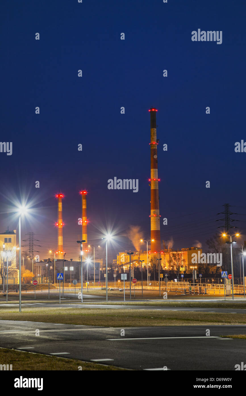 L'industria di notte su un cielo blu sullo sfondo. Foto Stock