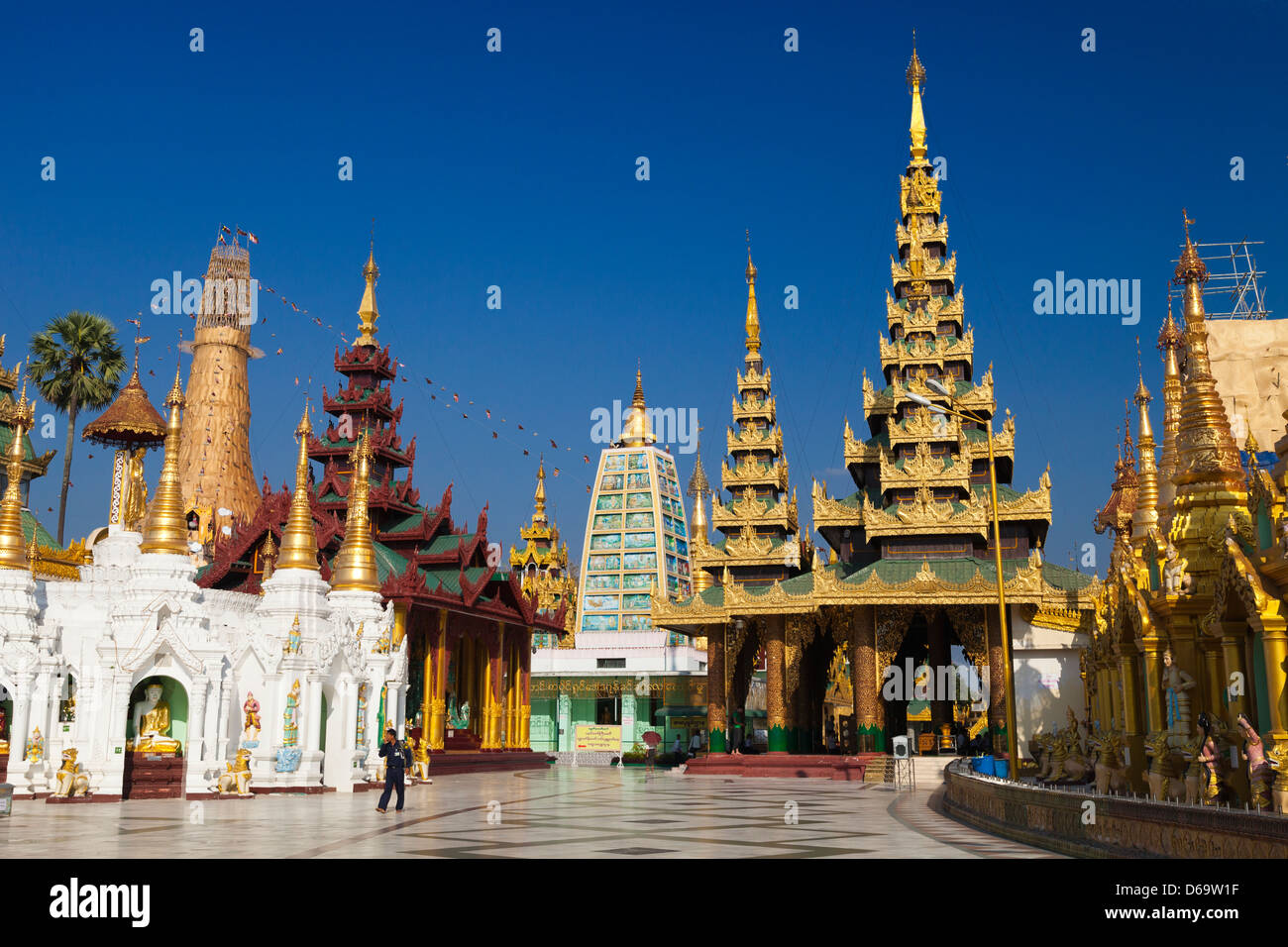 Le guglie, stupa e pagode della Shwedagon tempio complesso di Yangon, Myanmar 8 Foto Stock