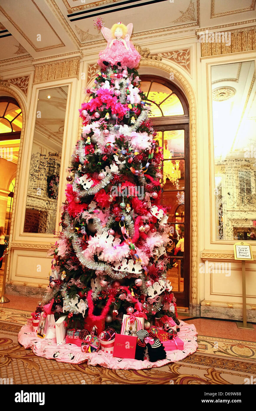 Atmosfera Betsey Johnson annuncia il primo mai Eloise albero di Natale, tenutosi presso il Palm Court del Plaza di New York City, Stati Uniti d'America Foto Stock